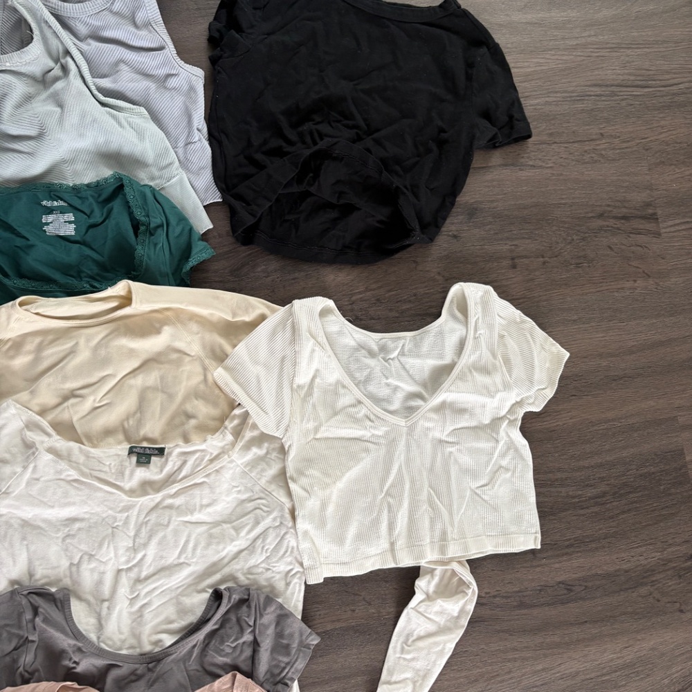 Lot of 9 crop tanks, short and long sleeve shirts - Picture 4 of 4